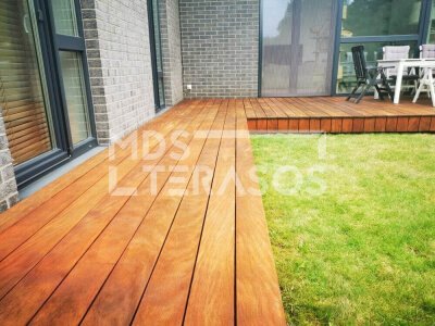 Hardwood patio set - Image 2