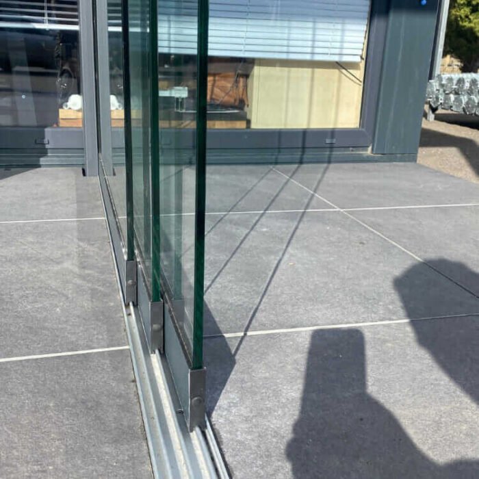 Glazing frameless sliding system for terrace 4 rails gray - Image 3